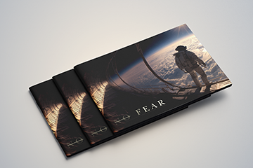 Lookbook projektu No Fear – okładka z postacią kosmonauty na tle horyzontu Ziemi